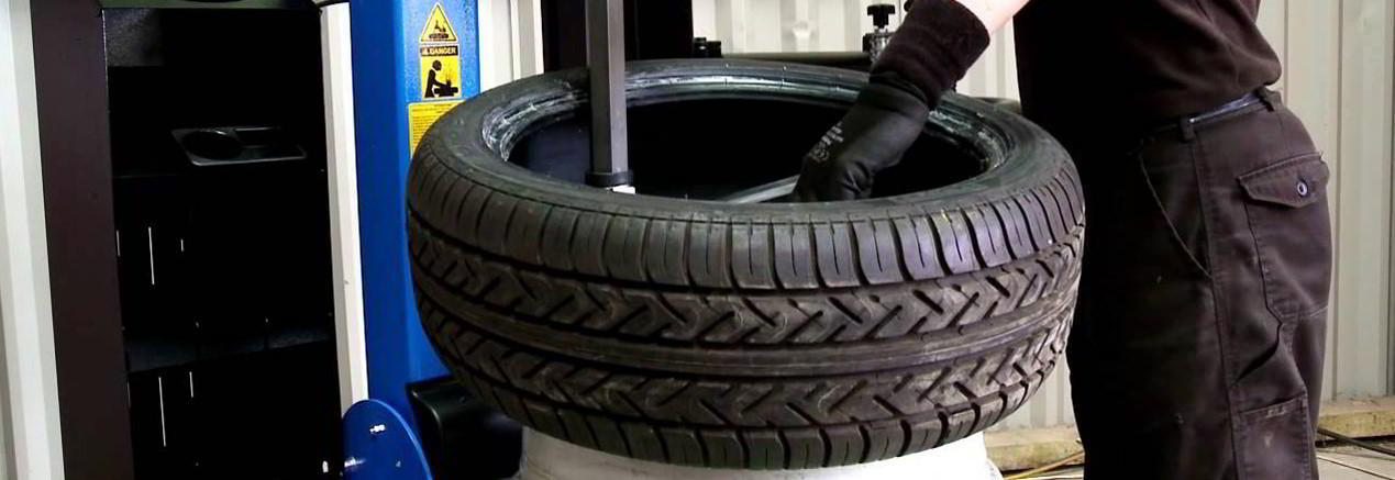 ¿Qué uso tiene una desmontadora de neumáticos?